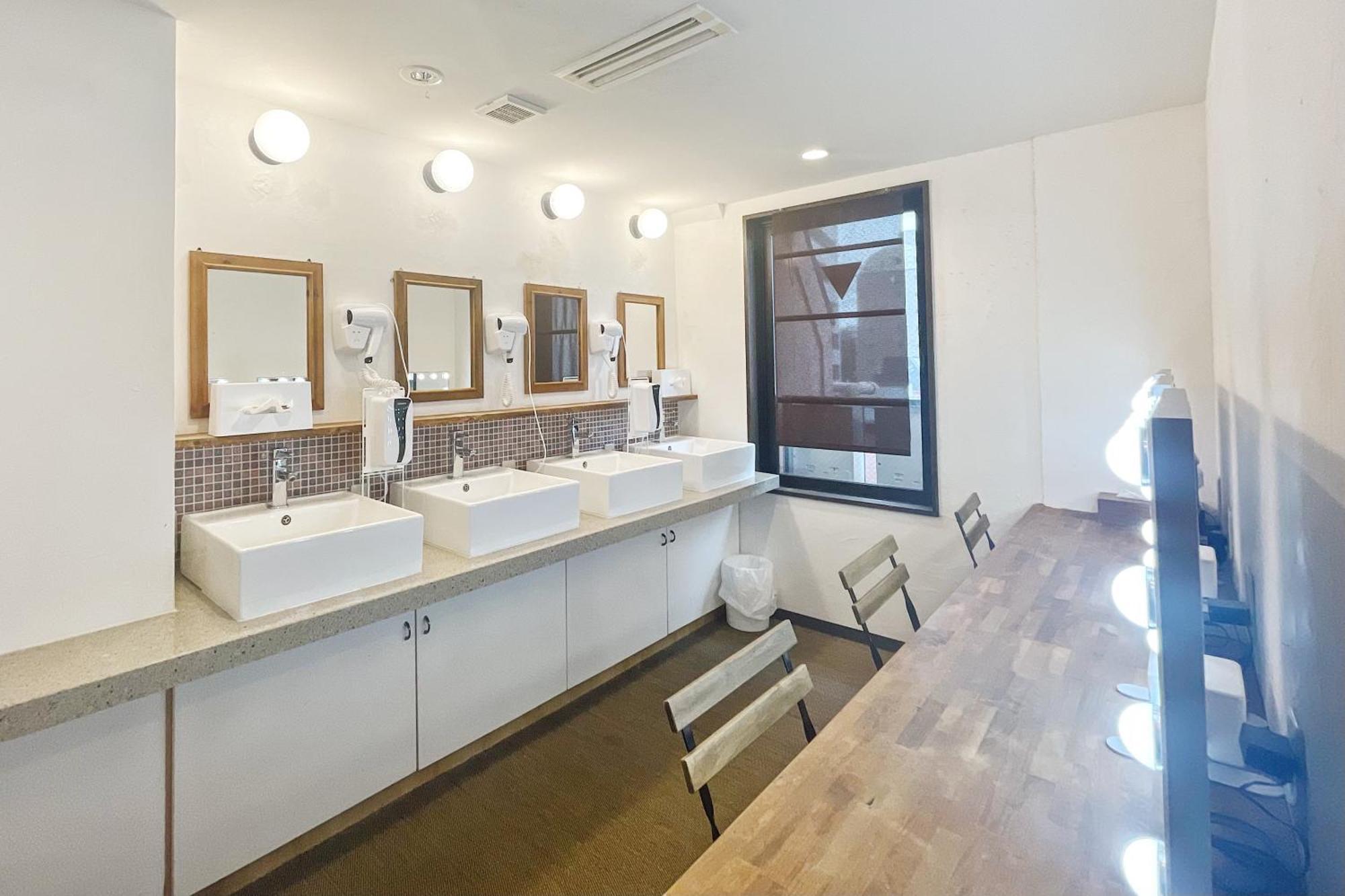 Hostel Lodging Tokyo Ueno Bagian luar foto
